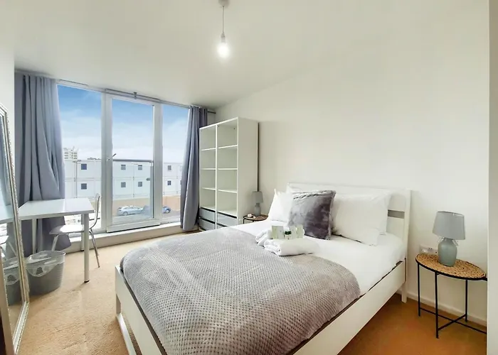 Free Parking - Two Bed Apartment By London Docklands