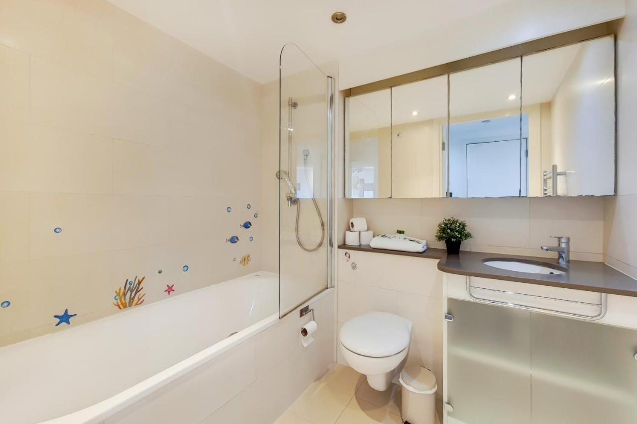 Free Parking - Two Bed By Docklands * Лондон