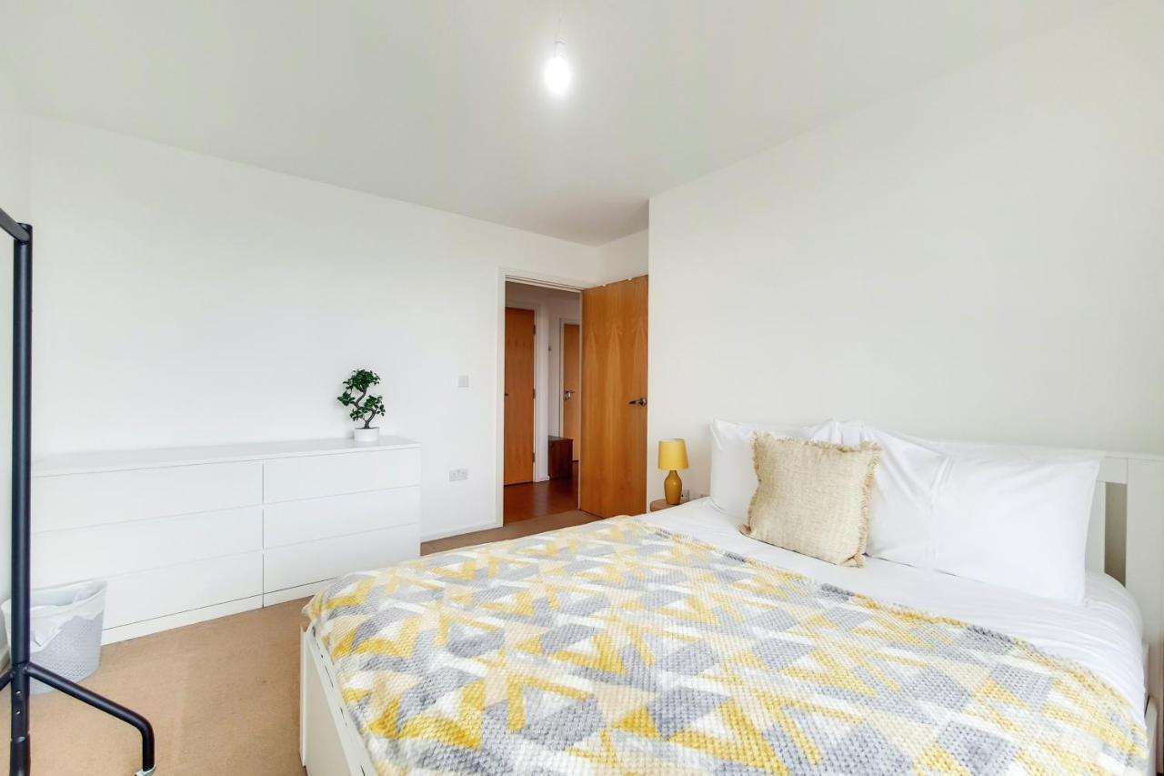 Апартаменты Free Parking - Two Bed By Docklands