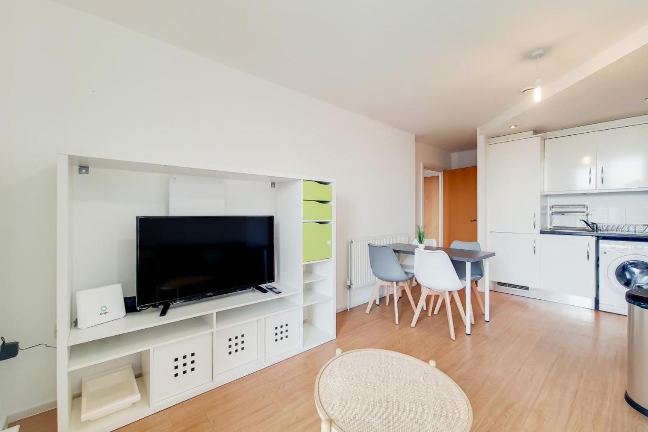 Free Parking - Two Bed By Docklands * Лондон