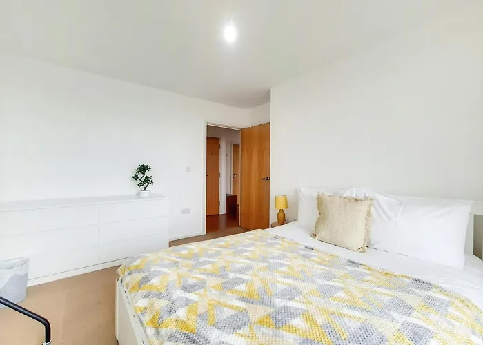 Free Parking - Two Bed Apartment By London Docklands